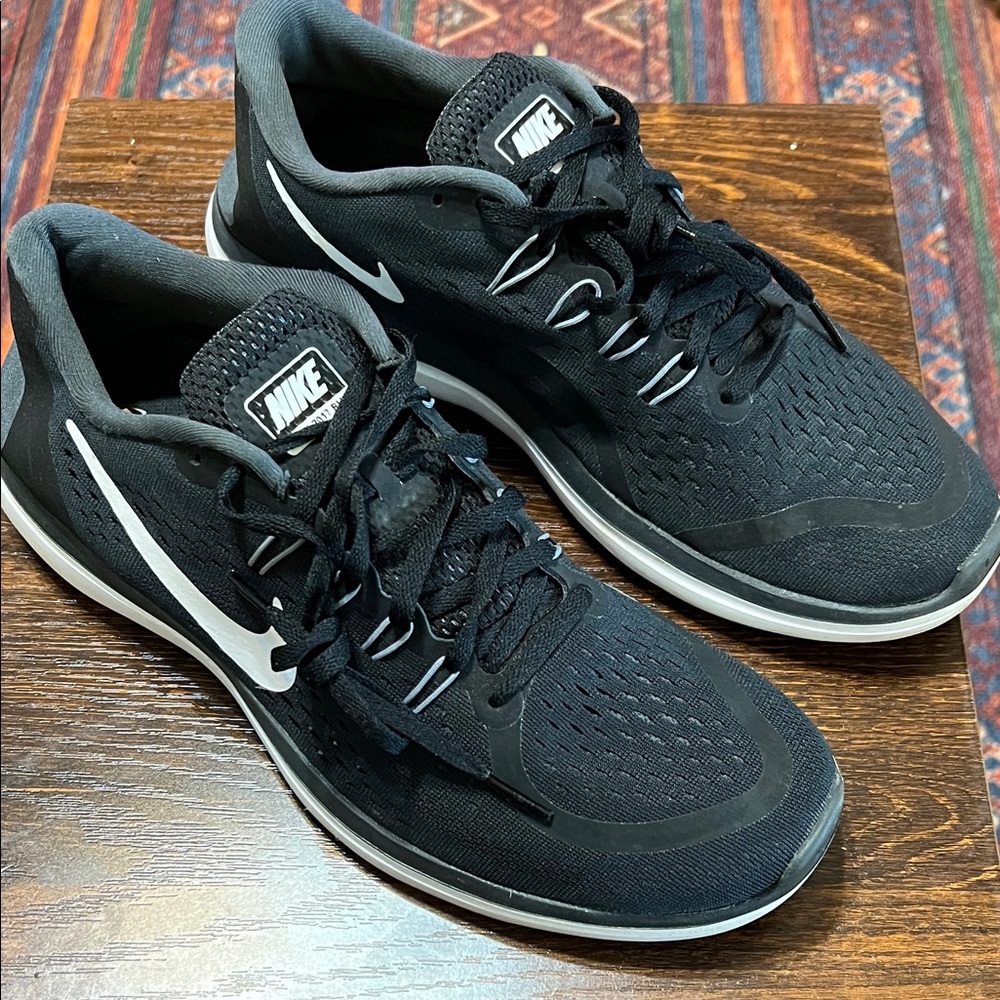 Nike Men's Black and White Athletic Shoes